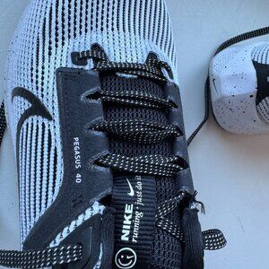 Nike Pegasus 40 Black and White Size 7.5